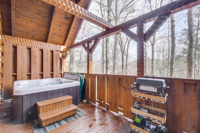 Honey Bear Pause: Rural Escape w Porch & Hot Tub!