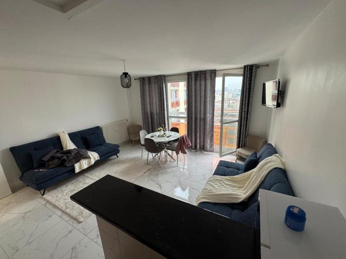 Quiet apartment near metro