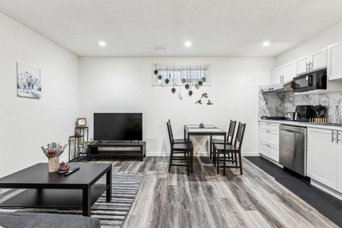Basement Suite in Calgary - Short Drive to Banff