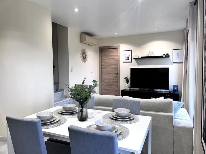 Luxury town House with private garden in Duquesa