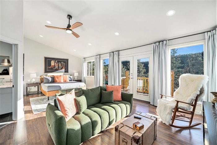 Mountain Cabin W Game Room & Hot Tub