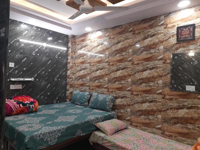 Aggarwal luxury rooms with private kitchen havingutensils, gas and fridge, wifi with android tv, fully air conditioning in cream location of lajpat nagar south delhi