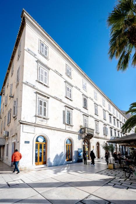 Charming apartment on Riva promenade