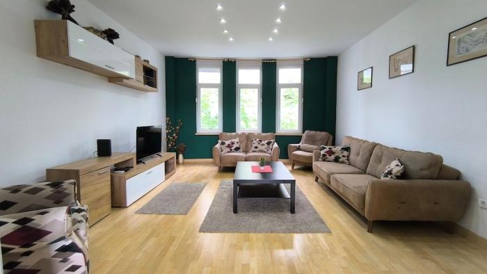 12 Beds 4 Baths 2 Renovated Apts 2nd & 3rd Flr