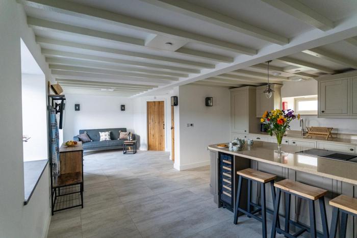 Tractor Shed, seaside cosy cottage for 4