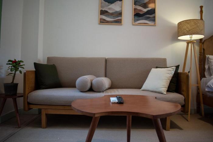 High ceiling greenish apt 1014