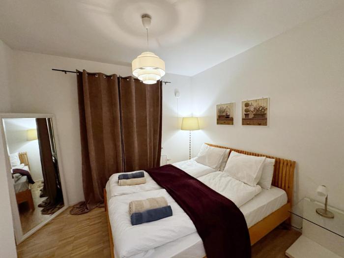 Cozy Independent House with Free Parking and 20 mins to center