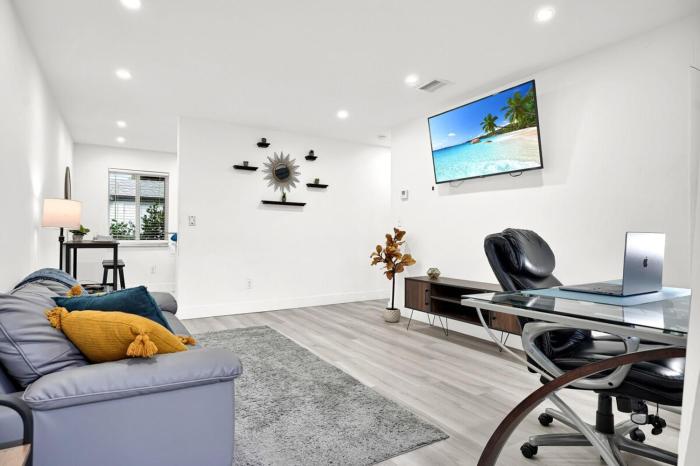 Koze 2 Bedroom Duplex Home with King & Queen Beds, Near Everything Trendy