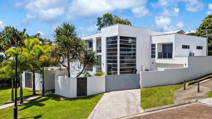Luxurious 5 bedroom home 500m to Alexandra Headland beach