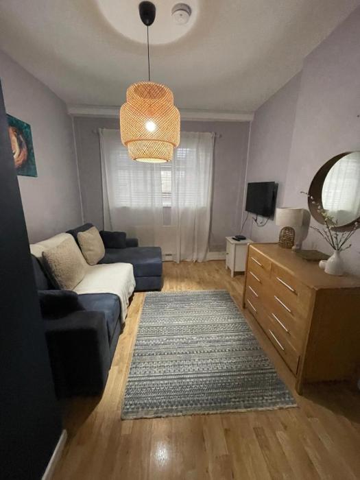 Comfy Cardiff Bay Budget Stay with Small Garden 15 mins Walk to Cardiff Bay