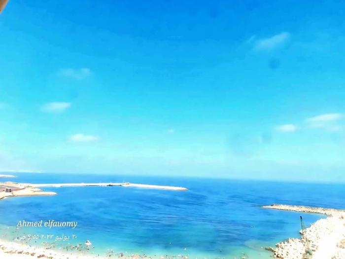 شقه ثلاث غرف نوم و 2 حمام كلها علي البحر