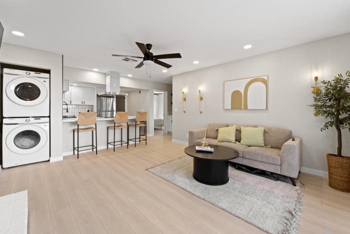 Stylish & Bright 5 Star Location Ocean View Queen Beds