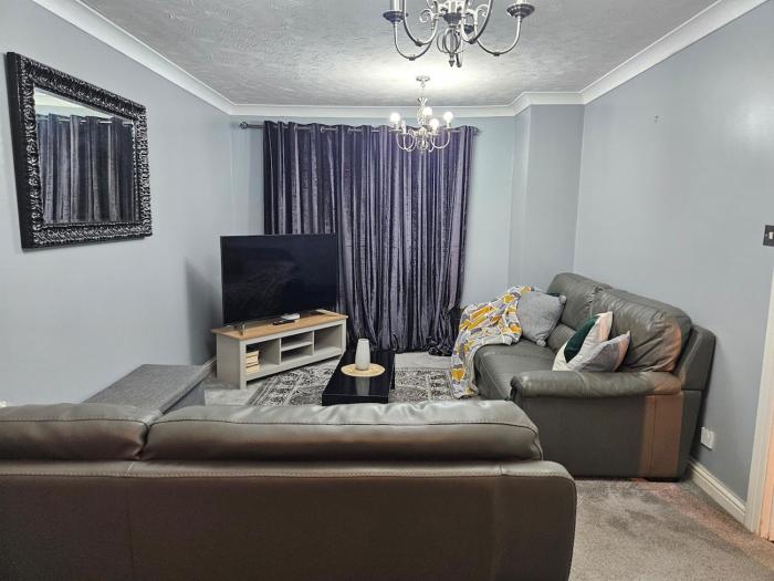 Binley Home with Parking - Ideal for Contractors, Families and Groups, location next to Shopping Park