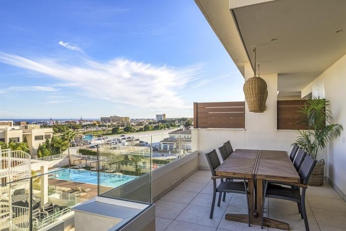 Panoramic views & walk to beach!