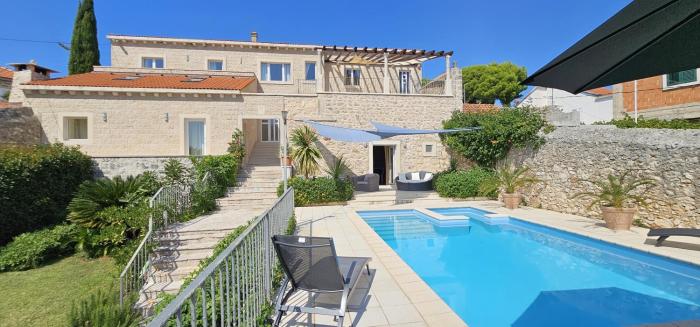 Old Stone Villa with Pool, Jacuzzi, Walled Garden - Villa Kristina