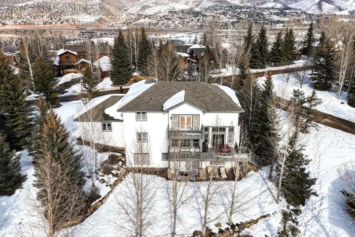 Charming 5BD Mountain Estate Perfect for Families