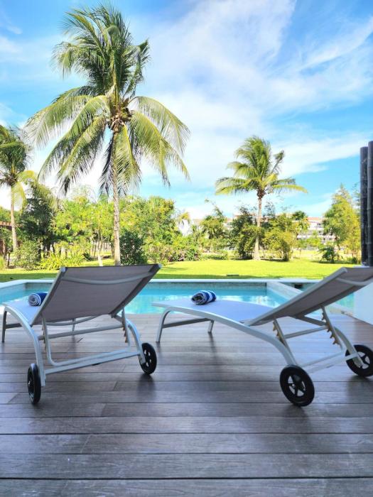 Mareazul Luxury Swim-Up apartment and private beach club