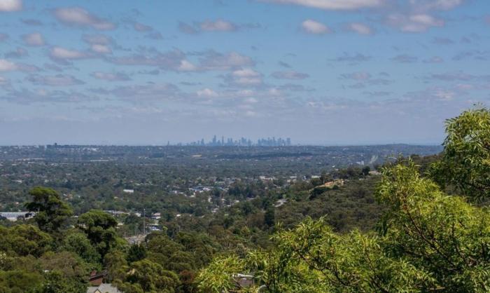 Escape to the Hills- Charming home with city views & close to the to the 1000 steps