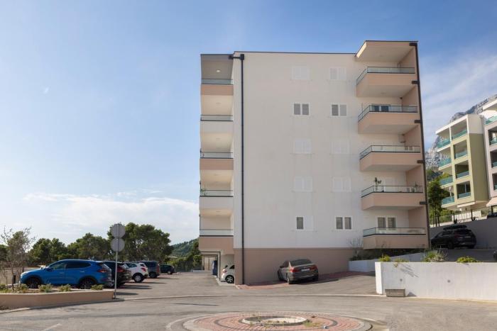 Apartments with parking space Makarska - 23931