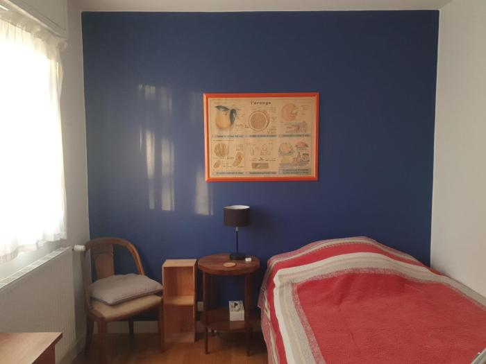 Chambre confortable dans un appartement lumineux