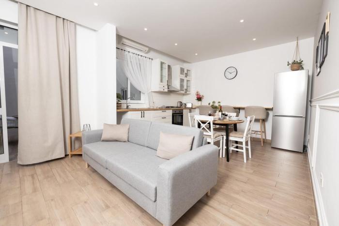 Stylish Central Home with Private Yard - Sleep 6 by QuickTrips