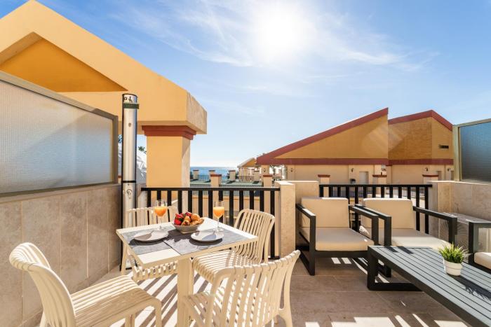 2 Estudios en La Romana Playa, uno con vista parcial mar y otro vista a la piscina