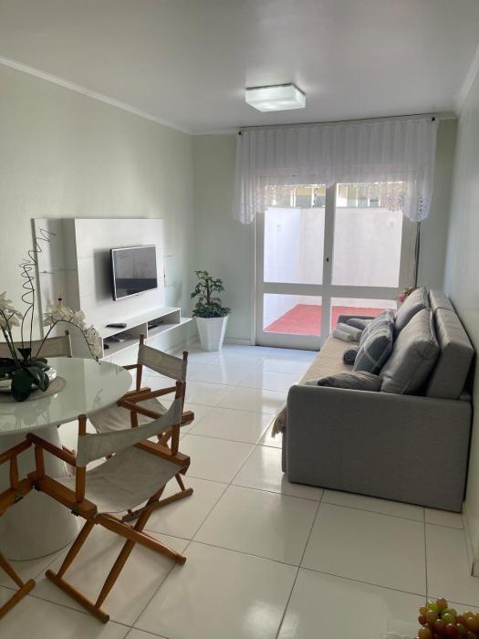 Aconchegante, novinho, com garagem, 400m da praia