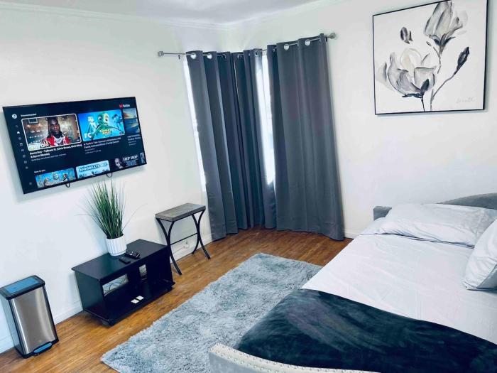 Beautiful private upstairs studio - USC, LAX, SOFI