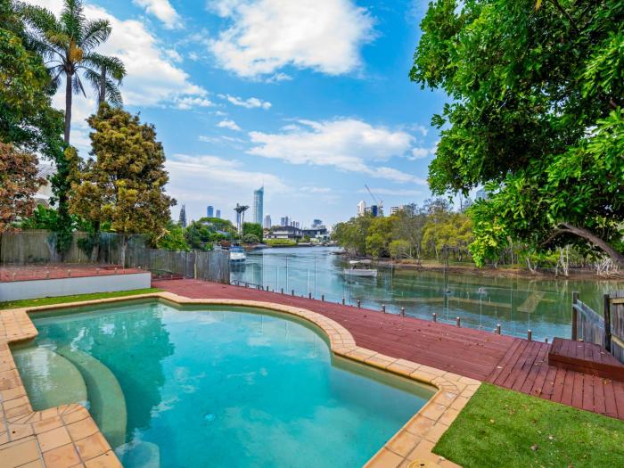 Spacious Waterfront Retreat in Broadbeach Waters