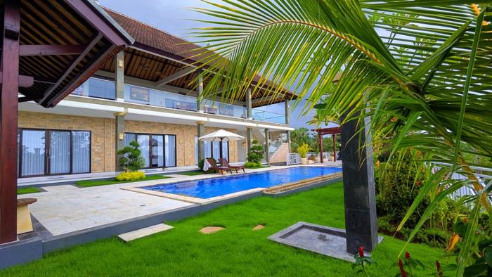 Luxurious, Seaview, Private Pool, 3-Bedroom Villa in Seraya