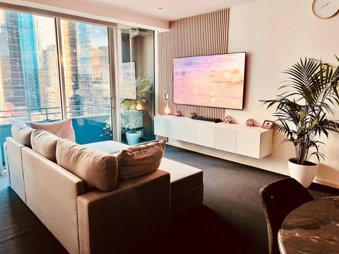2 BR Apartment in CBD 1 Min to Southern Cross Station Sky Bus Marvel stadium