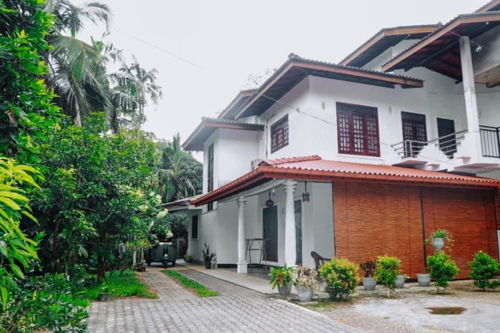 2 Swans Apartment Eluketiya