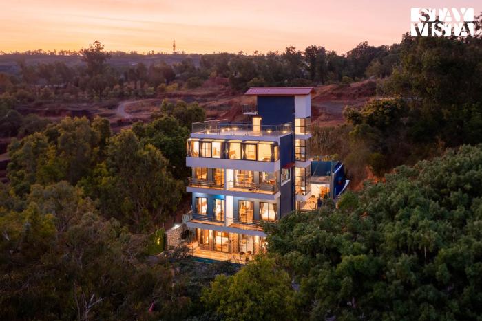 StayVistas Sunflower Villa - Mountain-View Retreat with Pool & Games Room