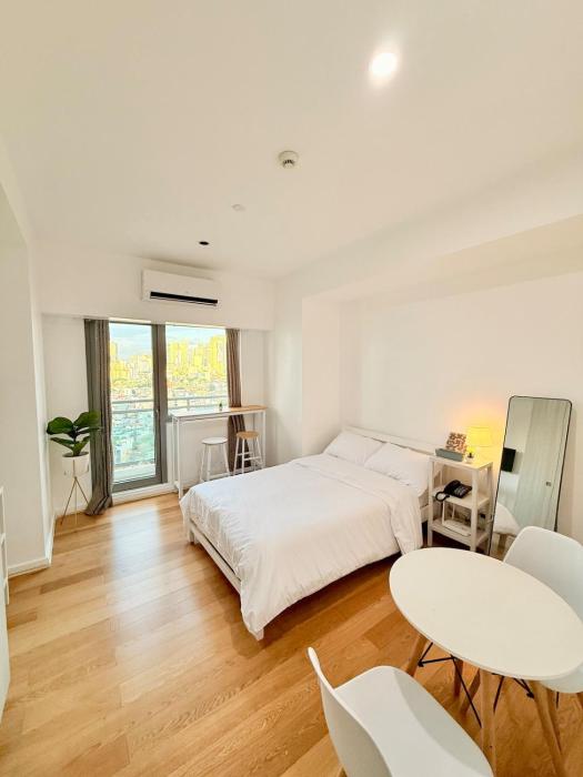 Studio Unit Staycation near Rockwell Mandaluyong FREE Pool Access