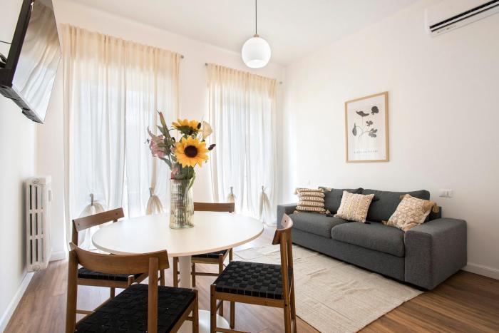 Sunny new renovated apartment with balcony Metro A