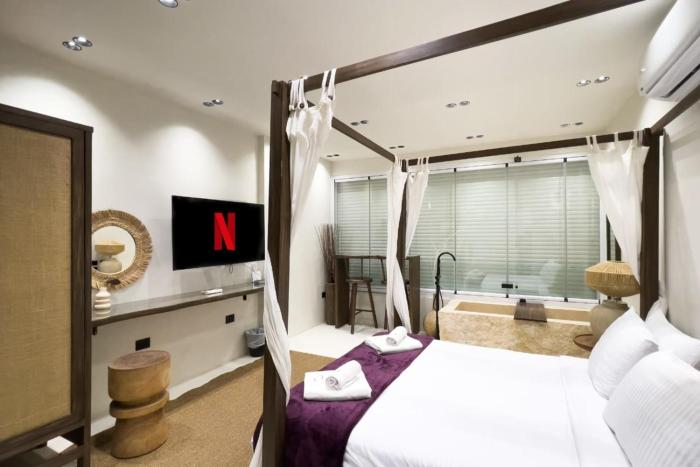 The Pyramids Horizon Studio w Bathtub