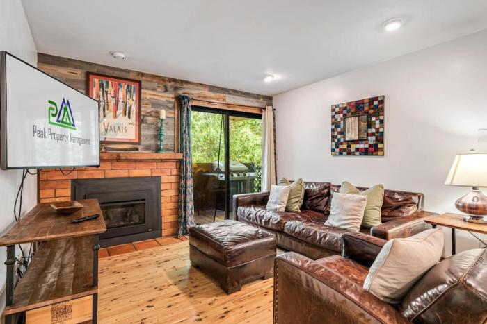 Modern Mountain Riverfront Condo, Walk to Lift