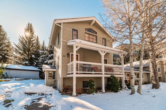 3 Bedroom 2 Bathroom Alpine Getaway right in Avon