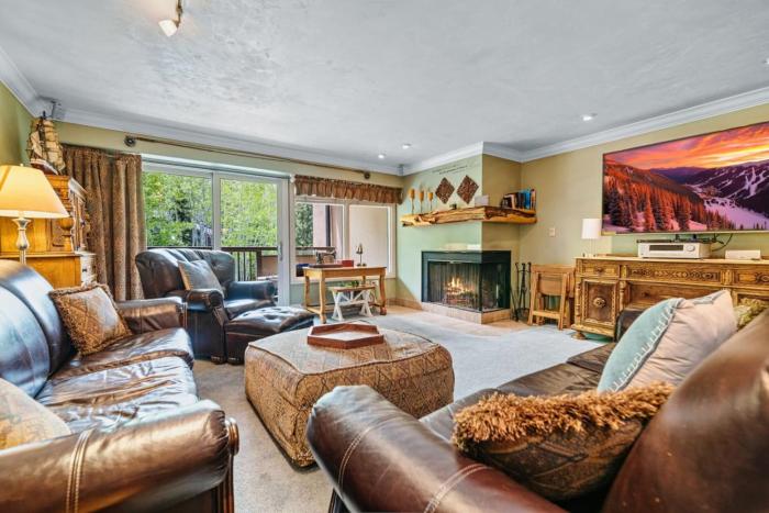 Perfectly Located Vail Home Hot Tub On Bus Lines