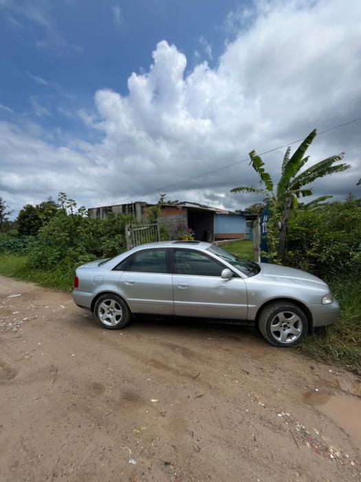Aluga-se quarto com piscina