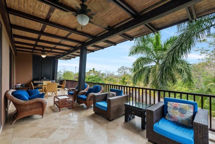 Spacious 4 Bedroom Condo Pool