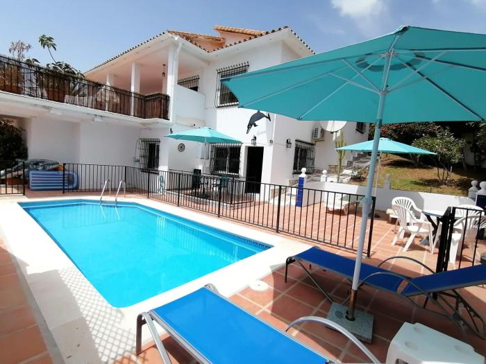2 Bed Villa - Sleeps 5 - Private Pool & Garden