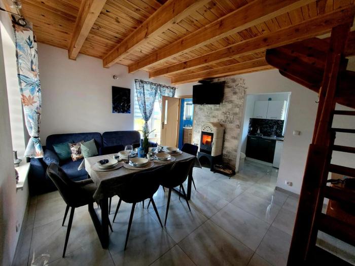 Domki na zielonej łące