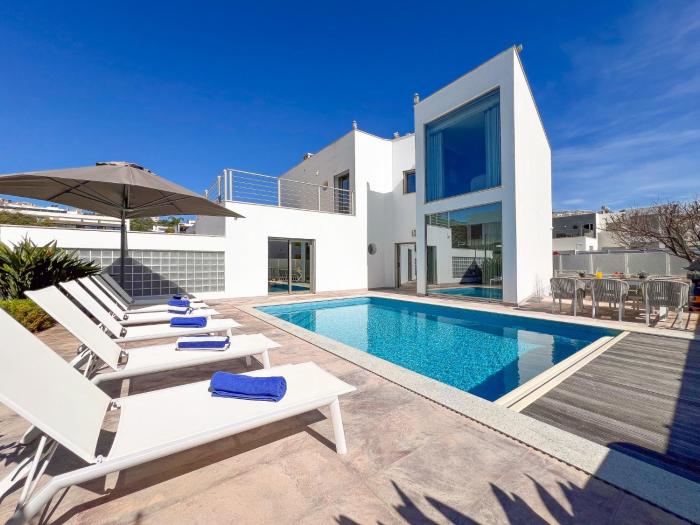 Luxury 4-Suite Villa, Pool, Jacuzzi, Games Room