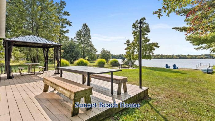 Lakefront Tranquility Spacious Retreat Sleeps 14