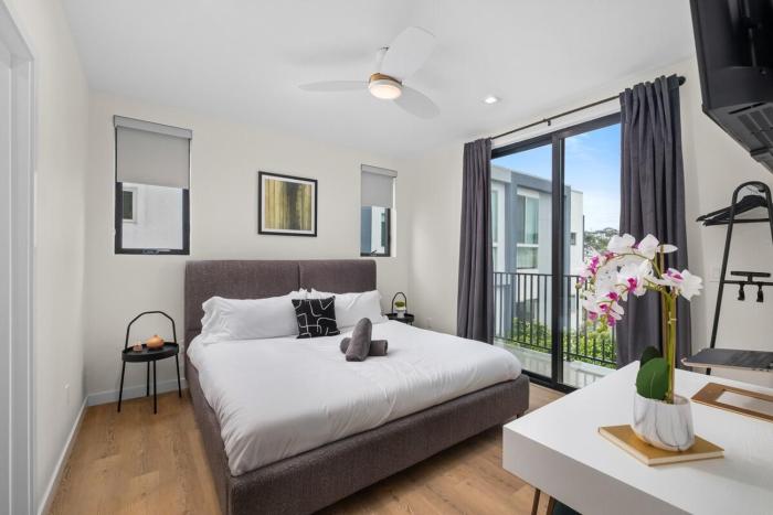 King Bed EVCharger Sleeps 8 Balcony Laundry