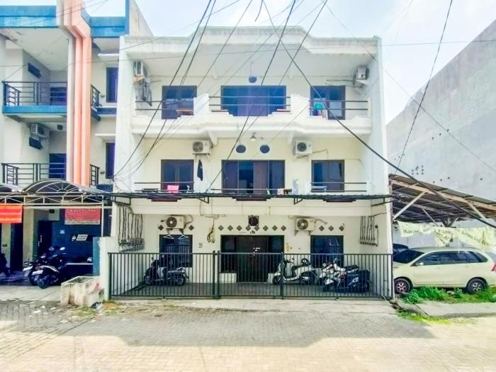 RedDoorz Padang Pasir near Petra University Surabaya