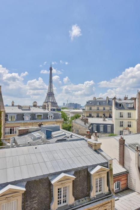 Studio with a panoramic view of the Eiffel Tower