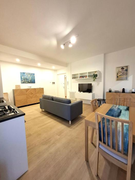 DimorAlexis, the house in front of Vaticans walls