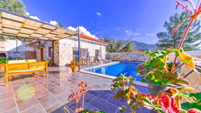 1 Bedroom Stone House with Private Secluded Pool and Jakuzzi